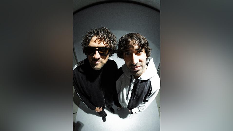 Achim Schneemann (links) alias Maniac hat die Bookingfirma „The Gaudi is Real“ gegründet. Zusammen mit Liquid gehört er auch zu den Künstlern des Kollektivs.