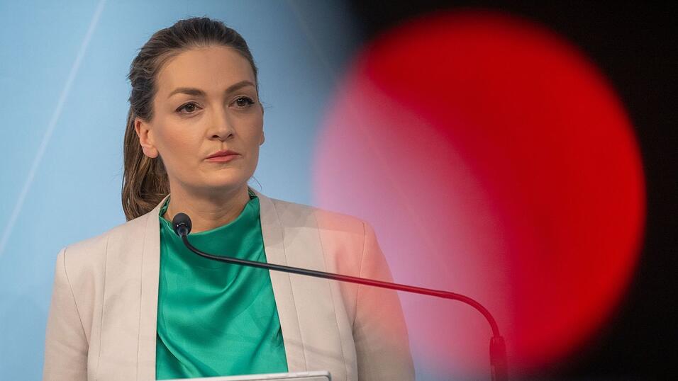 Zum Internationalen Frauentag fordert Bayerns Gesundheitsministerin Judith Gerlach (CSU) mehr Forschung und Aufkl&auml;rung zur geschlechtersensiblen Medizin. (Archivbild)