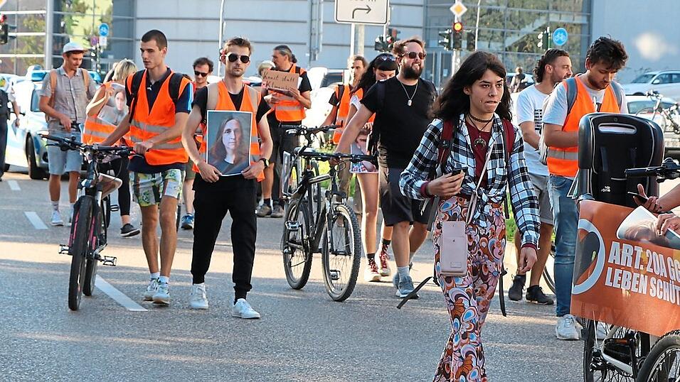 Die Protestierenden trugen Bilder von Aktivisten, die sich derzeit in Präventivgewahrsam befinden. Die Protestierenden trugen Bilder von Aktivisten, die sich derzeit in Präventivgewahrsam befinden.