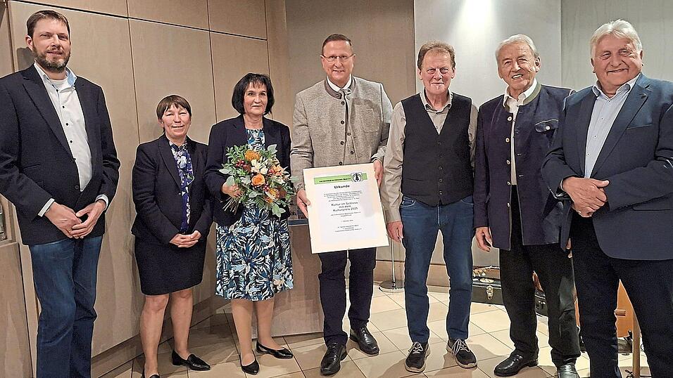 Die Vorsitzenden des Kulturvereins Timo Bullemer und Dr. B&auml;rbel Kleindorfer-Marx &uuml;berreichten Blumen und die Urkunde an Anne Baumeister und B&uuml;rgermeister Markus M&uuml;ller, denen G&uuml;nther Bauernfeind, Egid Hofmann und Sepp Berlinger (v.l.n.r.) ebenfalls zur Auszeichnung &bdquo;Kulturpreis 2025&ldquo; gratulierten.