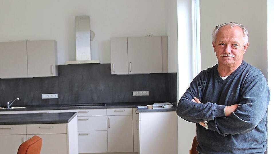 Konrad Nätscher im zukünftigen Gemeinschaftsraum der WG mit der neuen Küche. Die Bewohner sollen hier beim Kochen helfen, wenn sie möchten. Konrad Nätscher im zukünftigen Gemeinschaftsraum der WG mit der neuen Küche. Die Bewohner sollen hier beim Kochen helfen, wenn sie möchten.