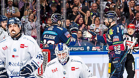 Feierabend ist für Straubings Goalie Zane McIntyre nach dem zwischenzeitlichen 4:0 für für Berlin, das Yannick Veilleux und Marcel Noebels hier feiern. Am Ende verlieren die Straubinger Spiel 1 der Viertelfinalserie in der Hauptstadt mit 1:5.