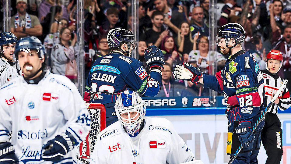 Feierabend ist für Straubings Goalie Zane McIntyre nach dem zwischenzeitlichen 4:0 für für Berlin, das Yannick Veilleux und Marcel Noebels hier feiern. Am Ende verlieren die Straubinger Spiel 1 der Viertelfinalserie in der Hauptstadt mit 1:5.