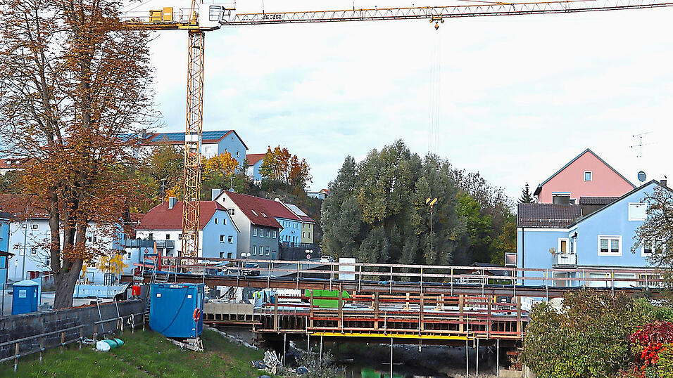 Die Brückenbaustelle in Bogen vor wenigen Tagen. Am Montag hat die neue Nepomukbrücke nun ihre Beschichtung bekommen, und daher lautet die Prognose, dass sie vor Weihnachten dem Verkehr wieder zur Verfügung stehen wird. Sie verbindet den Bahnhof mit dem Stadtplatz. Die Brückenbaustelle in Bogen vor wenigen Tagen. Am Montag hat die neue Nepomukbrücke nun ihre Beschichtung bekommen, und daher lautet die Prognose, dass sie vor Weihnachten dem Verkehr wieder zur Verfügung stehen wird. Sie verbindet den Bahnhof mit dem Stadtplatz.