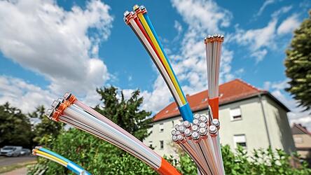 Durch die Glasfaserkabel laufen infrarote Lichtwellen, wodurch Datenmengen deutlich schneller transportiert werden k&ouml;nnen als durch die elektrischen Impulse in Kupferkabeln.