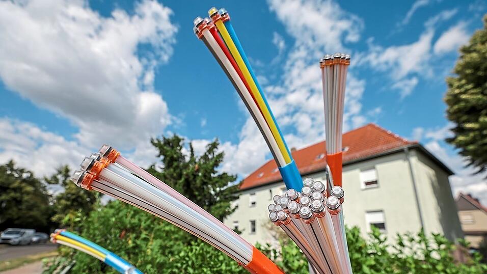 Durch die Glasfaserkabel laufen infrarote Lichtwellen, wodurch Datenmengen deutlich schneller transportiert werden k&ouml;nnen als durch die elektrischen Impulse in Kupferkabeln.