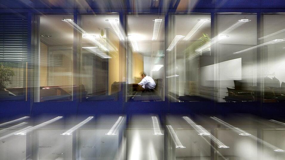 Ein Arbeitnehmer im abendlichen Büro. Die Identifikation mit dem Beruf nimmt laut einer neuen Umfrage ab. (Symbolbild) Ein Arbeitnehmer im abendlichen Büro. Die Identifikation mit dem Beruf nimmt laut einer neuen Umfrage ab. (Symbolbild)