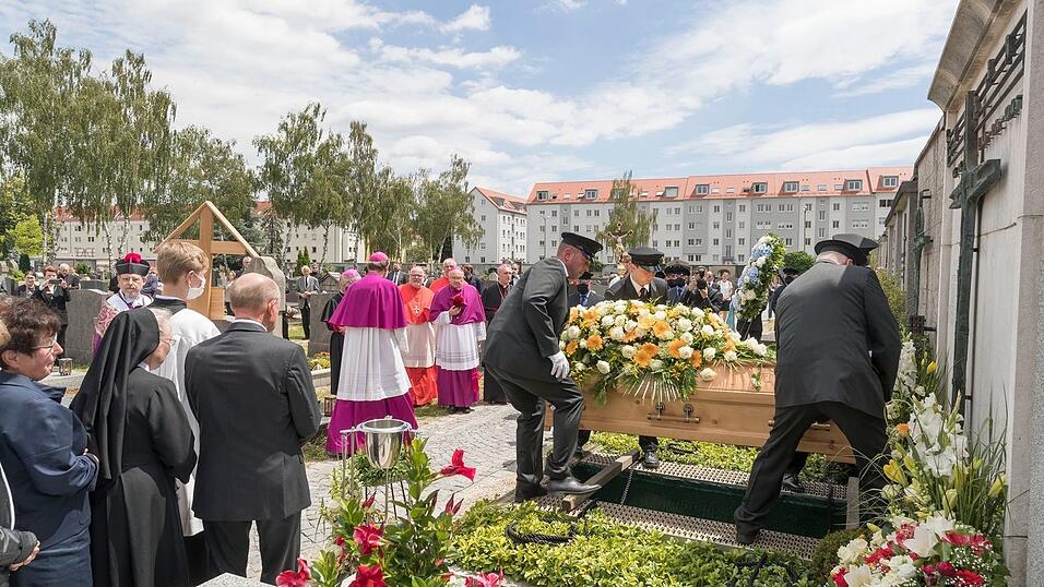 Am heutigen Mittwoch wurde Georg Ratzinger am Unteren Katholischen Friedhof in Regensburg beigesetzt.