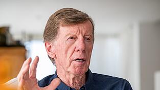Ohne Uhr kann er nichts machen, sagt Walter R&ouml;hrl. Er wird von vielen verehrt, doch er selbst blickt kritisch auf sein bisheriges Leben zur&uuml;ck.