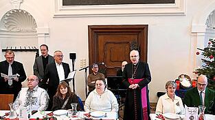 Bischof Rudolf Voderholzer sang zusammen mit Fürstin Gloria (Zweite von rechts), Fürst Albert (rechts), Caritasdirektor Michael Weißmann (Dritter von links), Caritasvorsitzendem Michael Dreßel (Zweiter von links) und Christian Hierold, Caritas-Fachreferent für Menschen in besonderen Lebenslagen (links) Lieder, bevor er Essen an die Gäste servierte. Bischof Rudolf Voderholzer sang zusammen mit Fürstin Gloria (Zweite von rechts), Fürst Albert (rechts), Caritasdirektor Michael Weißmann (Dritter von links), Caritasvorsitzendem Michael Dreßel (Zweiter von links) und Christian Hierold, Caritas-Fachreferent für Menschen in besonderen Lebenslagen (links) Lieder, bevor er Essen an die Gäste servierte.