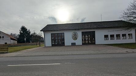 Das bestehende Feuerwehrhaus: Geplant sind eine Verl&auml;ngerung nach links und drei Tore.