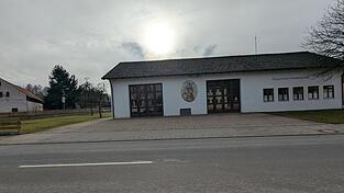 Das bestehende Feuerwehrhaus: Geplant sind eine Verlängerung nach links und drei Tore.