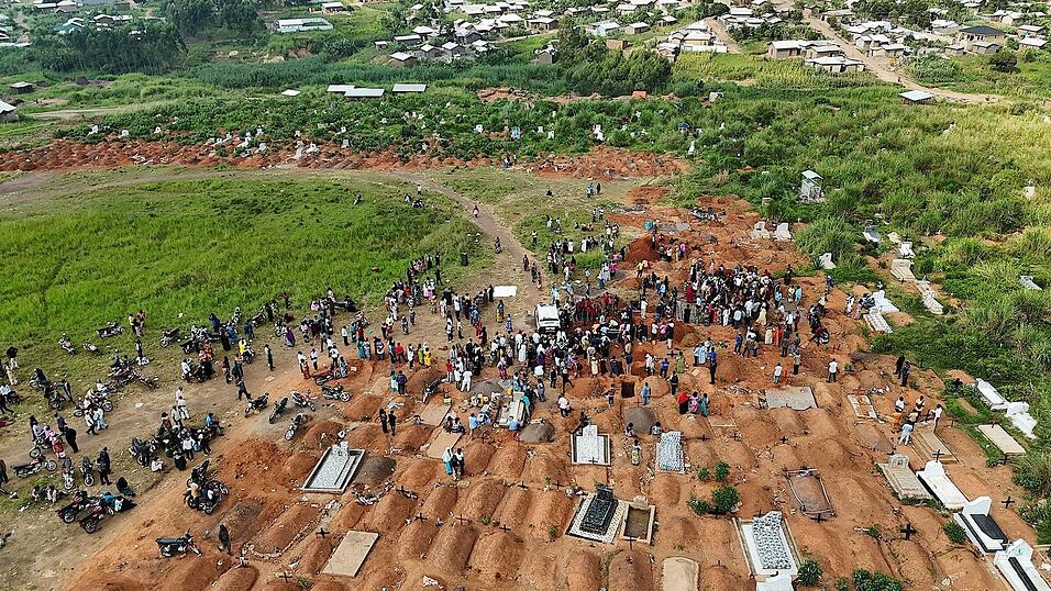 Schon mehr als 2.000 Menschen sind im Kongo an Ebola gestorben. (Archivbild)