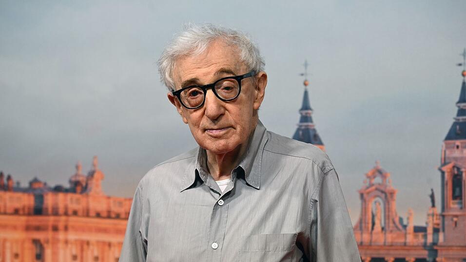 US-Regisseur Woody Allen nimmt mit 90 Jahren seinen 51. Film in Arbeit. US-Regisseur Woody Allen nimmt mit 90 Jahren seinen 51. Film in Arbeit.