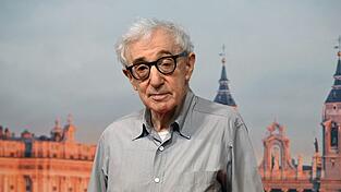 US-Regisseur Woody Allen nimmt mit 90 Jahren seinen 51. Film in Arbeit. US-Regisseur Woody Allen nimmt mit 90 Jahren seinen 51. Film in Arbeit.