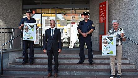Leiter der Polizeiinspektion Dingolfing Max Mundt (von links), Sparkassendirektor Franz Mühlbauer, Verkehrssachbearbeiter Dieter Meindl und Vorsitzender der Verkehrswacht Udo Hoffman stellten das diesjährige Motto von 'Bayern mobil - sicher ans Ziel' vor. Leiter der Polizeiinspektion Dingolfing Max Mundt (von links), Sparkassendirektor Franz Mühlbauer, Verkehrssachbearbeiter Dieter Meindl und Vorsitzender der Verkehrswacht Udo Hoffman stellten das diesjährige Motto von 'Bayern mobil - sicher ans Ziel' vor.