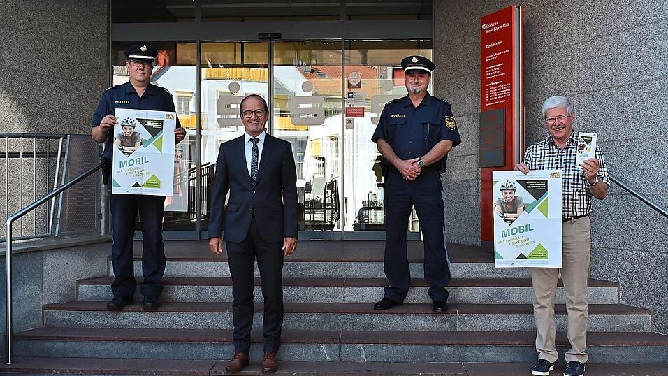 Leiter der Polizeiinspektion Dingolfing Max Mundt (von links), Sparkassendirektor Franz Mühlbauer, Verkehrssachbearbeiter Dieter Meindl und Vorsitzender der Verkehrswacht Udo Hoffman stellten das diesjährige Motto von 'Bayern mobil - sicher ans Ziel' vor. Leiter der Polizeiinspektion Dingolfing Max Mundt (von links), Sparkassendirektor Franz Mühlbauer, Verkehrssachbearbeiter Dieter Meindl und Vorsitzender der Verkehrswacht Udo Hoffman stellten das diesjährige Motto von 'Bayern mobil - sicher ans Ziel' vor.