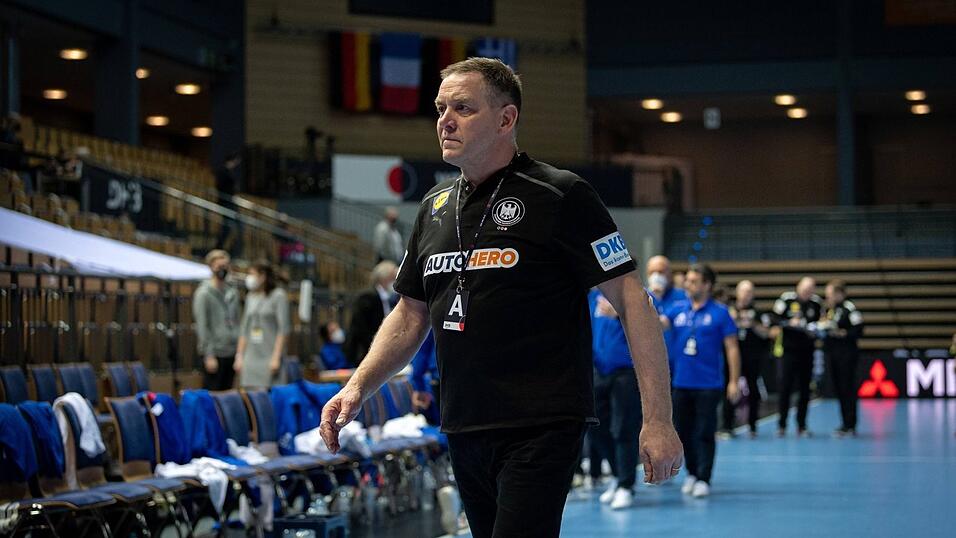 Bundestrainer Alfred Gislason: 'Er ist ungemein smart und ein gerader Typ. Durch die vielen Erfolge, die er in seinem langen Trainerleben schon gefeiert hat, und auch die Niederlagen, die er einstecken musste, hat er nat&uuml;rlich eine gewisse Aura. Es ist f&uuml;r uns mit neun Turnier-Deb&uuml;tanten wichtig, jemanden an der Seitenlinie zu haben, der sich nicht aus der Ruhe bringen l&auml;sst. Auch wenn es mal schlecht l&auml;uft. Genauso ist Alfred aber auch daf&uuml;r da, uns einzufangen und auf den Boden zu holen, wenn es sehr gut l&auml;uft. Er ist &uuml;ber die Jahre ruhiger und entspannter geworden und hat eine Top-Ausstrahlung, unsere Mannschaft zu f&uuml;hren.'