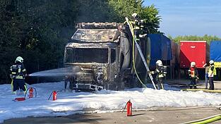 Der Lkw brannte v&ouml;llig aus, ein &Uuml;bergreifen der Flammen auf eine Tankstelle konnte verhindert werden.
