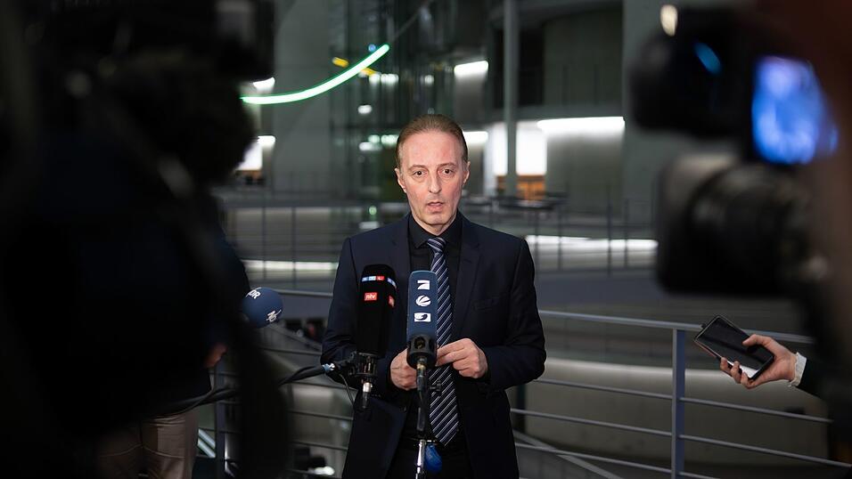 Der Vorsitzende des Wahlprüfungsausschusses erläuterte, warum die Einsprüche des BSW unbegründet seien. Der Vorsitzende des Wahlprüfungsausschusses erläuterte, warum die Einsprüche des BSW unbegründet seien.