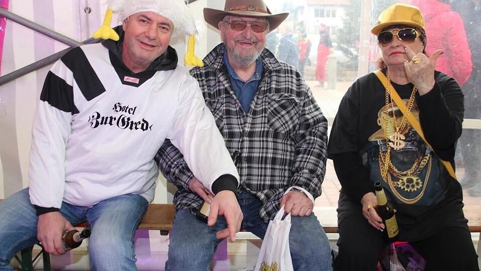 Viele Faschings-Fans haben sich am Samstag den Umzug in Langenbach angesehen. Viele Faschings-Fans haben sich am Samstag den Umzug in Langenbach angesehen.