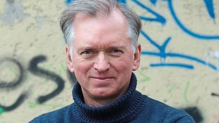 Der Kabarettist Christian Springer ist Gründer der Initiative Schulterschluss, die ab Sonntag im Alten Schulhaus die Ausstellung 'Alles rief Heil' zeigt.