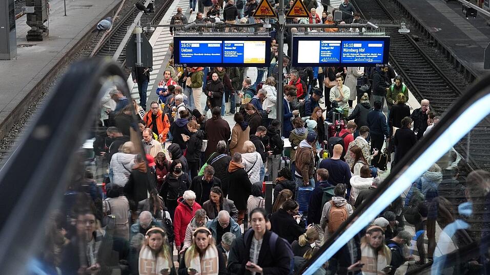 Jeden Tag fahren hunderte Züge am Hamburger Hauptbahnhof.