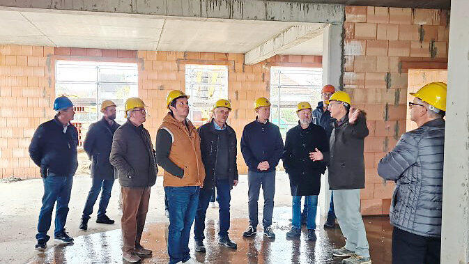 Die Bauausschussmitglieder machten sich am Dienstag unter anderem vom Anbau ein Bild. Die Bauausschussmitglieder machten sich am Dienstag unter anderem vom Anbau ein Bild.