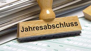 Nach und nach müssen sämtliche Jahresabschlüsse des Landkreises Freising seit dem Jahr 2010 erstellt werden (Symbolfoto). Nach und nach müssen sämtliche Jahresabschlüsse des Landkreises Freising seit dem Jahr 2010 erstellt werden (Symbolfoto).