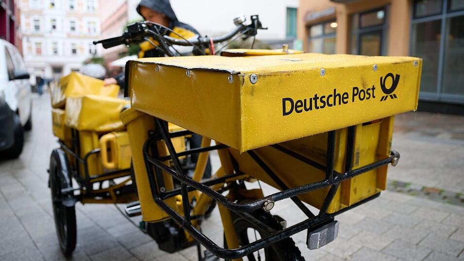 Eine Postbotin bei der Arbeit. Eine Postbotin bei der Arbeit.