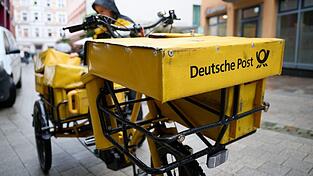 Eine Postbotin bei der Arbeit. Eine Postbotin bei der Arbeit.