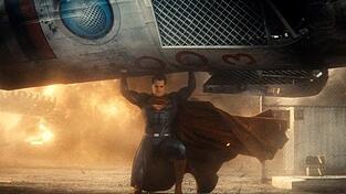 Henry Cavill als Superman/ Clark Kent in einer Szene des Kinofilms 'Batman V Superman: Dawn Of Justice' (undatierte Filmszene). Der Film kommt am 24.03.2016 in die deutschen Kinos.