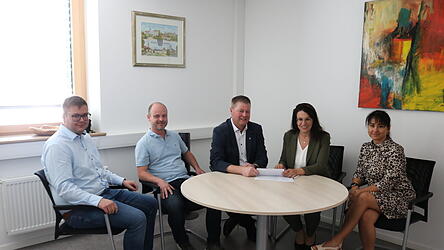 MdB Martina Englhardt-Kopf (Zweite von rechts) war zu Besuch im Rathauszimmer. Bürgermeister Markus Sölch (Mitte), seine Stellvertreter Bene Weber (Zweiter von links) und Tanja Irrgang sowie Kämmerer Julius Schwarz begrüßten sie freudig. MdB Martina Englhardt-Kopf (Zweite von rechts) war zu Besuch im Rathauszimmer. Bürgermeister Markus Sölch (Mitte), seine Stellvertreter Bene Weber (Zweiter von links) und Tanja Irrgang sowie Kämmerer Julius Schwarz begrüßten sie freudig.