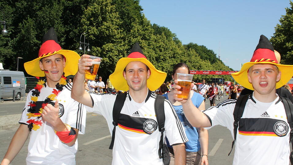 Christian Fertl war am Sonntag auf der Fanmeile in Berlin und erlebte dort das Achtelfinale gegen England auf Gro&szlig;leinwand.