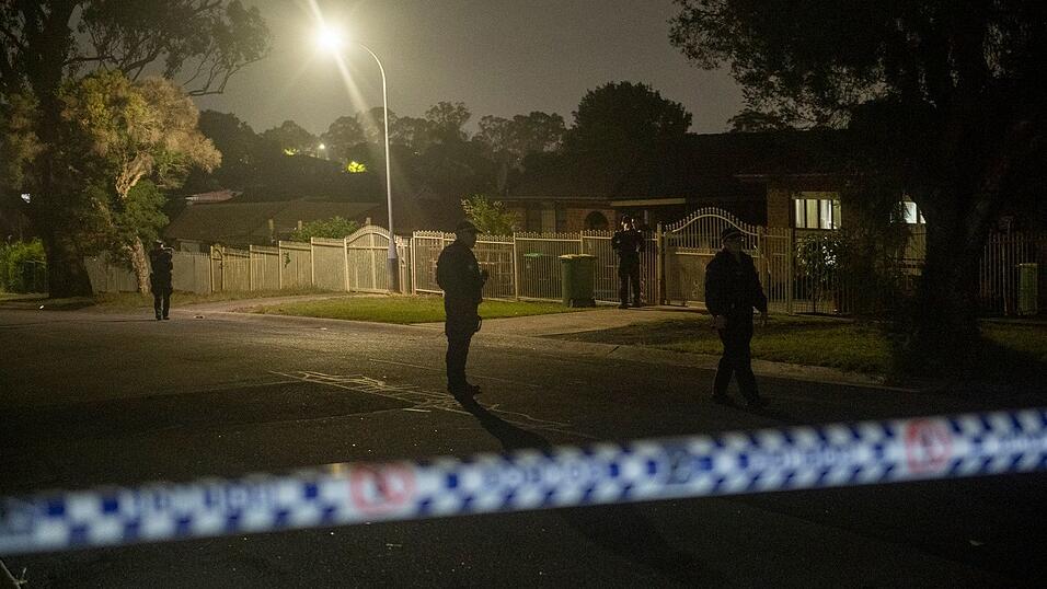 Am Abend ist das Gelände weitläufig abgesperrt.