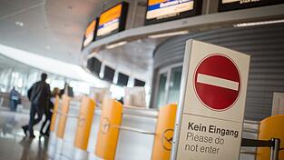 Kein Eingang - kein Check-in: Ufo, die Gewerkschaft der Flugbegleiter, droht mit neuen Streiks. Kein Eingang - kein Check-in: Ufo, die Gewerkschaft der Flugbegleiter, droht mit neuen Streiks.