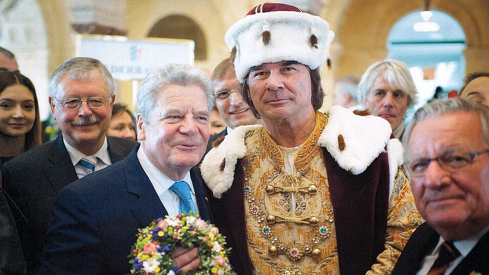 2013: Bundespräsident Joachim Gauck (2. v. li.) mit Heinz Grunwald (li.), Regierungspräsident von Niederbayern, Werner Loher als Herzog Ludwig der Reiche und Bezirkstagspräsident Manfred Hölzlein (re.). 2013: Bundespräsident Joachim Gauck (2. v. li.) mit Heinz Grunwald (li.), Regierungspräsident von Niederbayern, Werner Loher als Herzog Ludwig der Reiche und Bezirkstagspräsident Manfred Hölzlein (re.).