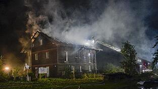 Nach einem Blitzeinschlag hat in Ratzing ein Haus gebrannt. Nach einem Blitzeinschlag hat in Ratzing ein Haus gebrannt.