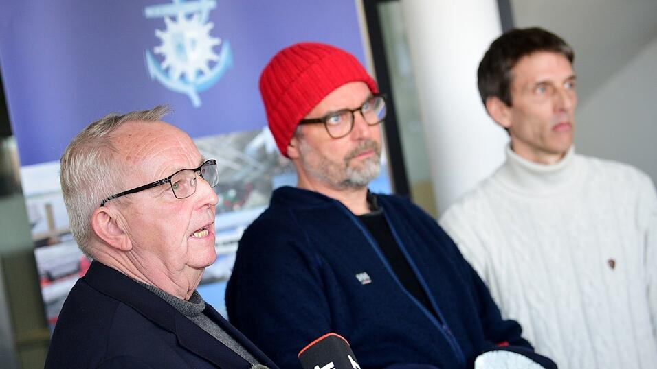 Umweltminister Till Backhaus (SPD, l.) sagte, der Wal brauche jetzt vor allem Ruhe. Umweltminister Till Backhaus (SPD, l.) sagte, der Wal brauche jetzt vor allem Ruhe.