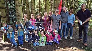 Bürgermeister Markus Müller gratuliert der Familie Binder, den Erzieherinnen und allen Kindern zur Eröffnung des neuen Waldkindergartens „Hohenbogenfüchse“ im Ortsteil Höllhöhe.