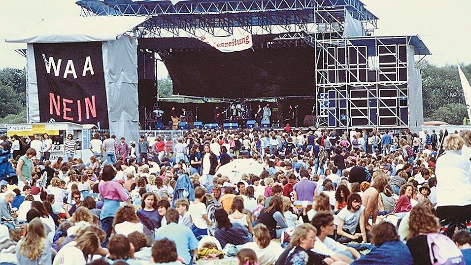 Über 100.000 Menschen feiern am 26. und 27. Juli 1986 auf dem Burglengenfelder Lanzenanger das fünfte Anti-WAA-Festival. Das Protestkonzert geht als „deutsches Woodstock“ in die Geschichte ein. Über 100.000 Menschen feiern am 26. und 27. Juli 1986 auf dem Burglengenfelder Lanzenanger das fünfte Anti-WAA-Festival. Das Protestkonzert geht als „deutsches Woodstock“ in die Geschichte ein.