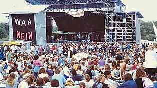 Über 100.000 Menschen feiern am 26. und 27. Juli 1986 auf dem Burglengenfelder Lanzenanger das fünfte Anti-WAA-Festival. Das Protestkonzert geht als „deutsches Woodstock“ in die Geschichte ein. Über 100.000 Menschen feiern am 26. und 27. Juli 1986 auf dem Burglengenfelder Lanzenanger das fünfte Anti-WAA-Festival. Das Protestkonzert geht als „deutsches Woodstock“ in die Geschichte ein.