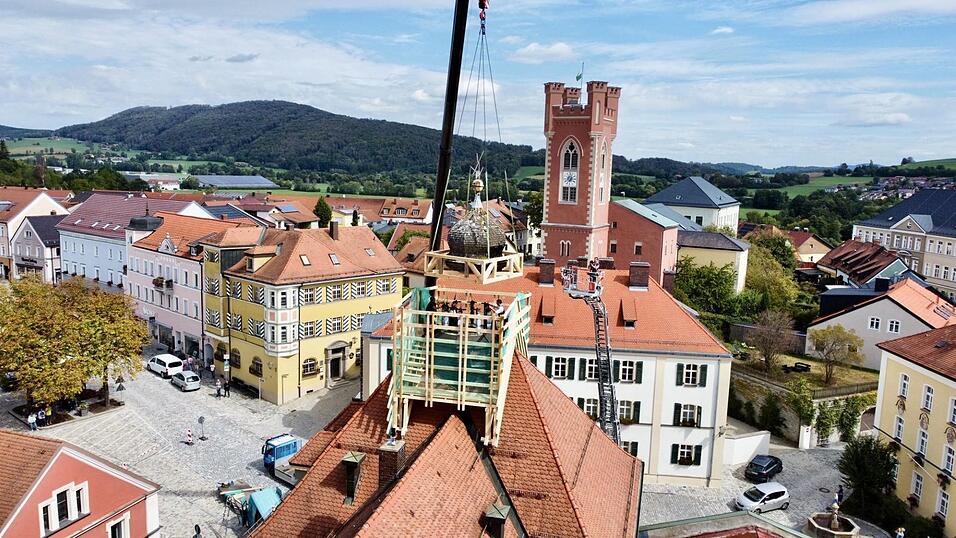 Ein Bild, das einmalig sein dürfte: Die Rathausturmkuppel schwebt über dem Stadtplatz. Ein Bild, das einmalig sein dürfte: Die Rathausturmkuppel schwebt über dem Stadtplatz.