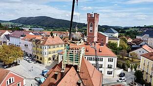 Ein Bild, das einmalig sein d&uuml;rfte: Die Rathausturmkuppel schwebt &uuml;ber dem Stadtplatz.