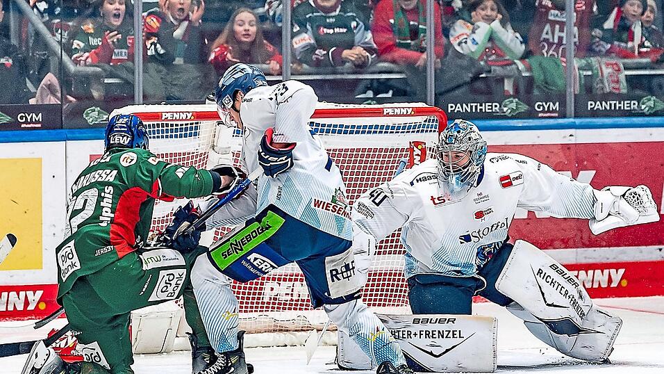 Mit Mann und Maus verteidigten die ersatzgeschw&auml;chten Straubing Tigers (in Wei&szlig;-Blau) um Schlussmann Henrik Haukeland (r.) gegen die Augsburger Panther das eigene Tor.
