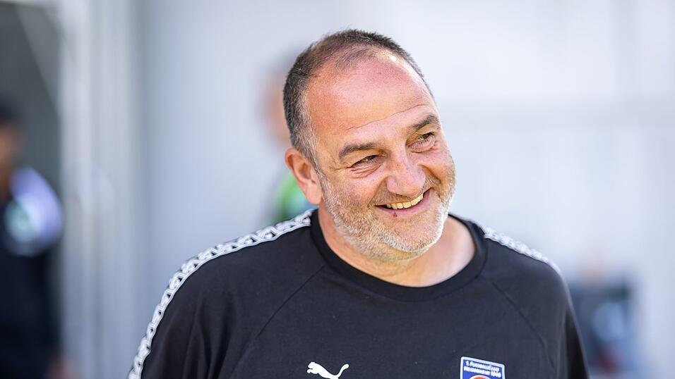 Frank Schmidt freut sich über den dritten Dreier in dieser Saison. Frank Schmidt freut sich über den dritten Dreier in dieser Saison.