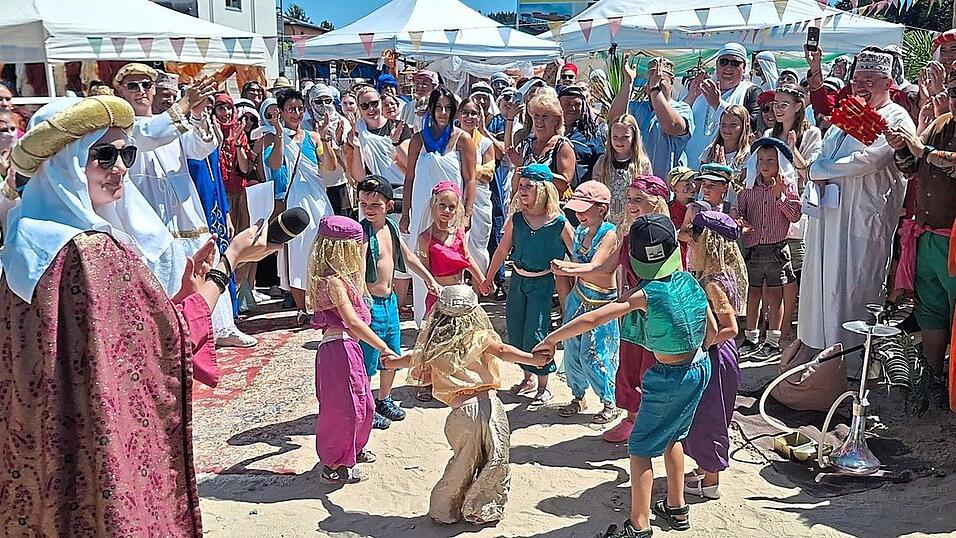 Die Baumhauskinder traten als Bauchtänzer an und halfen so, einen weiteren Wettpunkt zu erfüllen Die Baumhauskinder traten als Bauchtänzer an und halfen so, einen weiteren Wettpunkt zu erfüllen