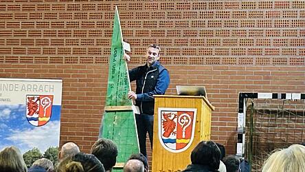 Bei der Bürgerversammlung informierte Bürgermeister Gerhard Mühlbauer über viele Themen. Im Anschluss zeigte er das abgeschnittene Dachteil seines Carports, bei dessen Bau er „versehentlich seine Grundstücksgrenze überbaut“ habe.