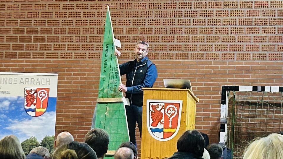 Bei der Bürgerversammlung informierte Bürgermeister Gerhard Mühlbauer über viele Themen. Im Anschluss zeigte er das abgeschnittene Dachteil seines Carports, bei dessen Bau er „versehentlich seine Grundstücksgrenze überbaut“ habe. Bei der Bürgerversammlung informierte Bürgermeister Gerhard Mühlbauer über viele Themen. Im Anschluss zeigte er das abgeschnittene Dachteil seines Carports, bei dessen Bau er „versehentlich seine Grundstücksgrenze überbaut“ habe.