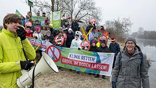 Umweltschützer haben im Landkreis Augsburg gegen eine mögliche neue Erdölbohrung demonstriert. Umweltschützer haben im Landkreis Augsburg gegen eine mögliche neue Erdölbohrung demonstriert.